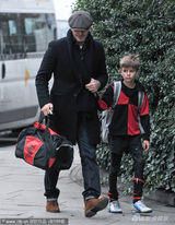 组图：贝克汉姆英伦范帅气 紧牵儿子叮嘱不断