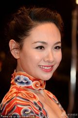 组图：郭晓冬夫妇恩爱走红毯 娇妻祥云旗袍喜庆