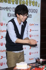 组图：22岁胡夏期待谈恋爱 献爱心助弱势儿童募款