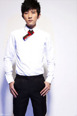 组图：大左烟熏妆写真出炉 化身百变潮男