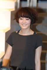 高清图：孙俪上海摩登代言 健康达人笑举V字手势