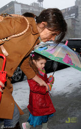 高清图：纽约降雪苏瑞出门撑卡通伞 品尝雪的味道