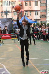 组图：曾沛慈SpeXial为新剧造势 与学生拼球技