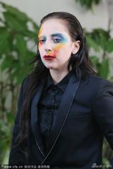 组图：LadyGaga中空秀八字奶 脸上涂鸦鬼魅十足
