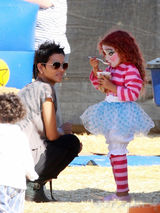 组图：哈莉-贝瑞女儿万圣节妆容诡异 雪白面庞恐怖