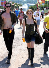 高清图：艾玛-沃特森热裤亮相音乐节 不慎走光