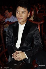 组图：潘霜霜酥胸半露玩纯情 巩新亮穿旗袍小秀性感