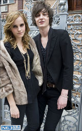 组图：“赫敏”艾玛7年交8男友 爱富商也爱学长