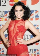 组图：Jessie J透视裙极尽诱惑 登台为火星哥颁奖