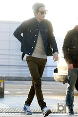 组图：李敏镐赴菲律宾拍广告 牛仔线帽显帅气