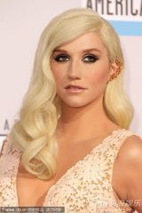 组图：钱妞Ke$Ha白色镂空裙亮相红毯 妆容清丽