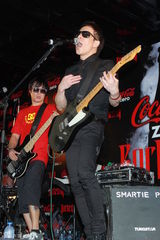 组图：黄贯中举行小型音乐会 请粉丝爱护朱茵