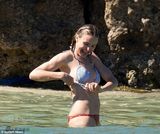 组图：卡梅隆迪亚茨与闺蜜戏水 脱上衣疯玩