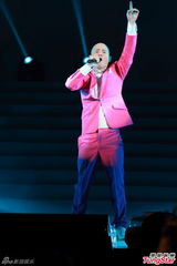 组图：侧田个唱弄哭女友 大方摘帽露光头