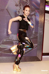 幻灯图：容祖儿阿sa助阵马会活动 新片将演女山贼