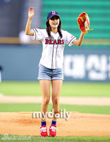 组图：闵孝琳朴振英担任棒球比赛开场嘉宾