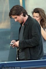 组图：贝尔现身电影片场 胡须拉碴落寞数钞票