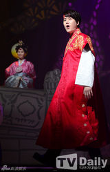 组图：SJ圭贤徐贤演绎《月亮怀抱太阳》帝妃恋