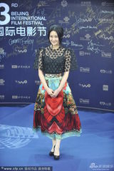 组图：林鹏黑丝配花裙亮相闭幕式蓝毯