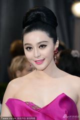 组图：奥斯卡红毯范冰冰粉色礼服大秀香肩雪肤