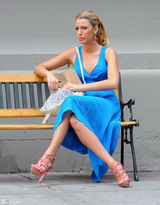 组图：布莱克蓝裙现身 和帅哥切斯搭戏