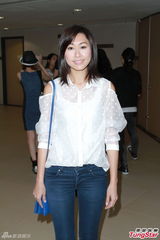 组图：钟嘉欣热力开唱 陈慧琳担任嘉宾