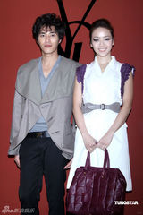 幻灯：蓝正龙被问与大S感情事 侯佩岑忙为其解围 