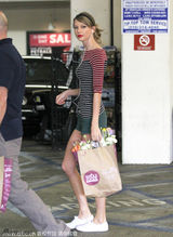 组图：斯威夫特购物耳机不离身 T恤热裤秀长腿