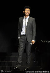 组图：玄彬广州跳激光舞 与粉丝玩自拍显亲和