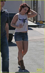 组图：布兰妮穿小短裤上街 膀圆腰粗饮料不离手