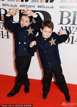 组图：明星小萌娃亮相红毯 搞怪不断嘻哈范