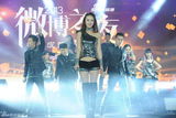 组图：2013新浪微博之夜现场 开场秀辣妹热舞