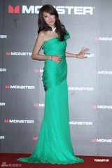 组图：吴建豪戴黑钻耳机压轴走秀 空运礼物表孝心