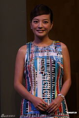 组图：赵薇助阵品牌新店开业 短裙绚丽温柔大方