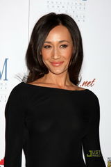 幻灯图集： Maggie Q亮相美国 黑色透视长裙秀身材