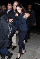 组图：梅根-福克斯外出看电影 已恢复美好身材