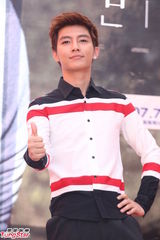 组图：炎亚纶新专辑签唱会自曝曾是愤青