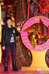 组图：潘玮柏亮相香港签唱会 又唱又跳high翻场