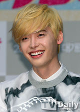 组图：李钟硕宣传《热血青春》展笑颜抱女影迷