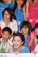 组图：Ella出席公益影像展 喜事将近洋溢幸福