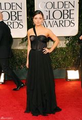 高清组图：第69届金球奖红毯米拉-库妮斯黑色礼服