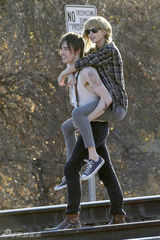 组图：泰勒MV与男模亲昵搂抱 金鸡独立露奶罩