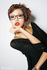 组图：名模黄一琳圣诞搞怪写真 将推新曲《PLAY》