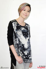 组图：张悬短发炫彩亮相 呼吁大家伸出援手