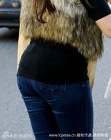 组图：科洛-卡黛珊皮草背心抢眼 紧身裤秀曲线