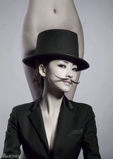 高清：柳岩八字胡反串达利 雌雄同体为西班牙队助威