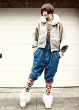 组图：徐粲金街拍LOOK背带裤搭老虎图案毛衣