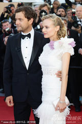 组图：戴安克鲁格戛纳走秀和男友恩爱