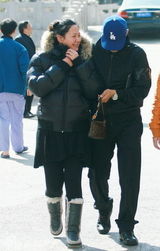 幻灯图：郭晓冬带妻子做产检很呵护 男孩女孩都喜欢