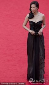 组图：李冰冰戛纳走秀长裙曳地露酥胸